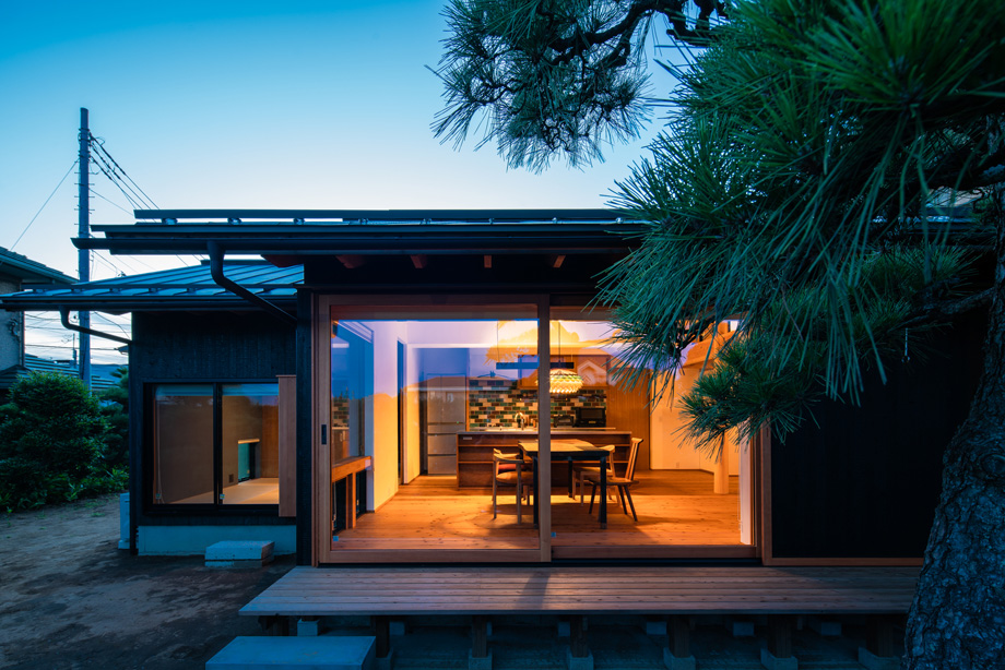 千葉県の平屋「ぼくらの家」夕景照明外観。木製全開サッシを閉じた状態