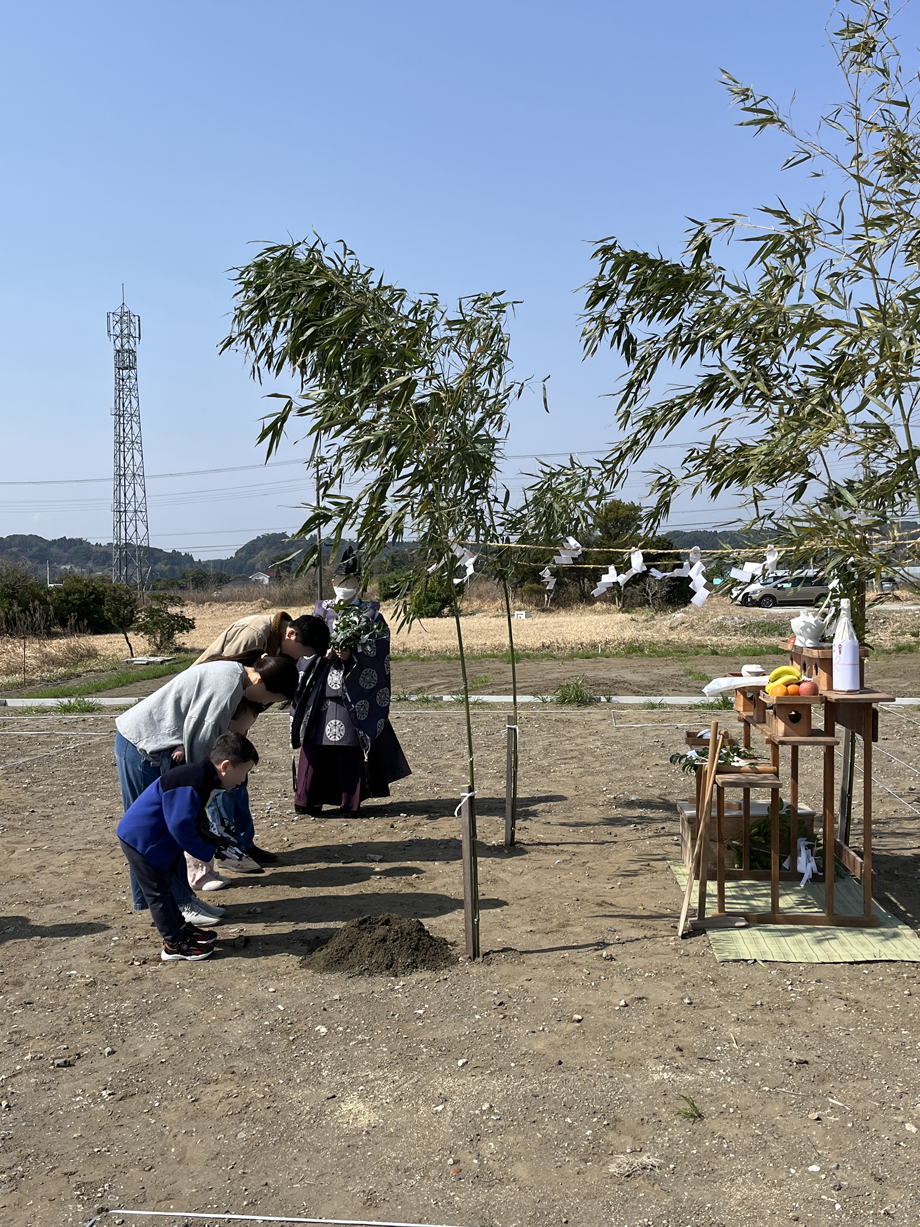 長生郡一宮町の平屋「TSUBAME」地鎮祭　施主ご家族で玉串奉天　二礼二拍手一礼
