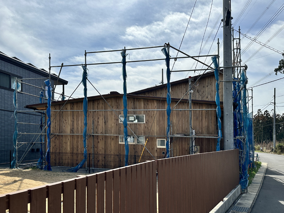 袖ケ浦市「紅の家」足場のネットを外して姿を見せた板張りの北側外観