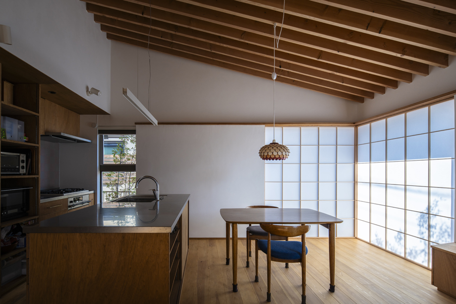 八千代市の平屋「平屋22」の木製全開サッシの引き込み障子を閉じた状態
化粧垂木と漆喰の空間